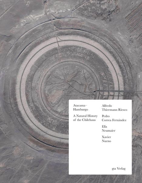Text in einem weißen Feld: "Atacama–Hamburgo: A Natural History of the Chilehaus" mit Namen und "gta Verlag". Hintergrund: Satellitenaufnahme eines Kreises.
