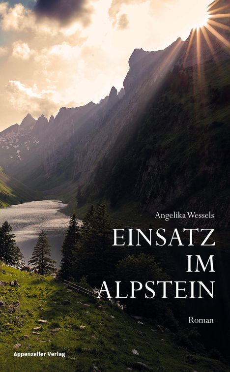 „Angelika Wessels, EINSATZ IM ALPSTEIN, Roman.“ Sonnige Alpenlandschaft mit Bergen, See und Bäumen im Vordergrund.