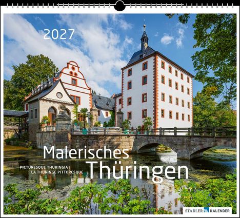 2027. Malerisches Thüringen. Kleines Schloss mit Brücke über einen Teich, umgeben von grüner Natur.