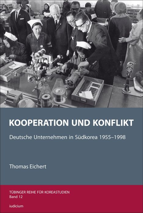 **KOOPERATION UND KONFLIKT** beschreibt die Zusammenarbeit deutscher Unternehmen in Südkorea. Schwarzweiß-Fotografie einer Fabrikszene.