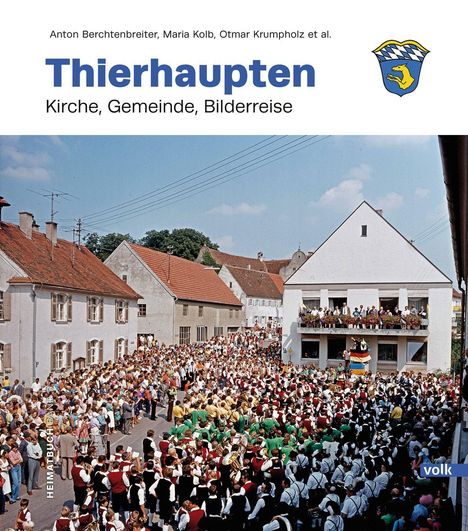 "Thierhaupten: Kirche, Gemeinde, Bilderreise". Gemeinschaft auf einer belebten Straße mit traditionellen Kostümen, Musiker.