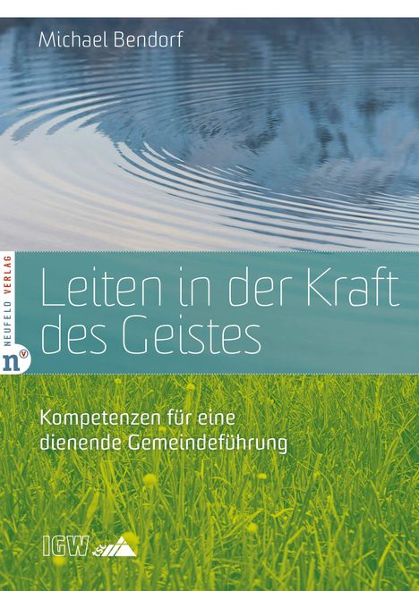 "Leiten in der Kraft des Geistes" oben. Darunter grünes Gras. Oben Wasser mit Kreismustern. Unten zwei Logos.