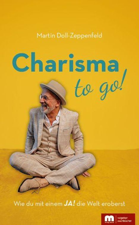 "Charisma to go!" Untertitel: "Wie du mit einem JA! die Welt eroberst". Ein Mann in hellem Anzug sitzt lachend.