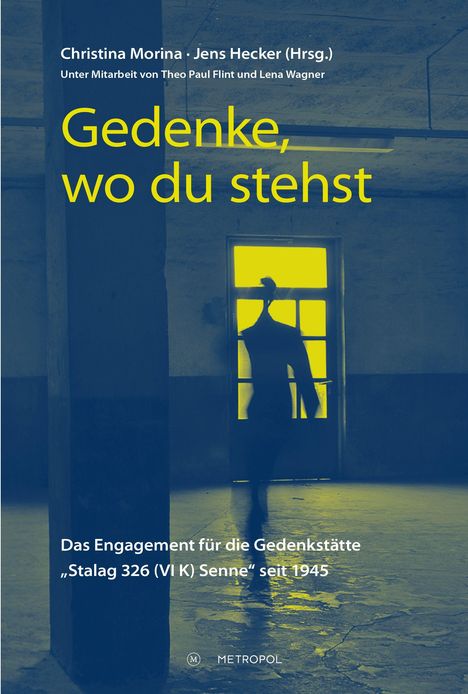 "Gedenke, wo du stehst" von Christina Morina und Jens Hecker. Silhouette vor einem gelben Fenster in einem dunklen Raum.