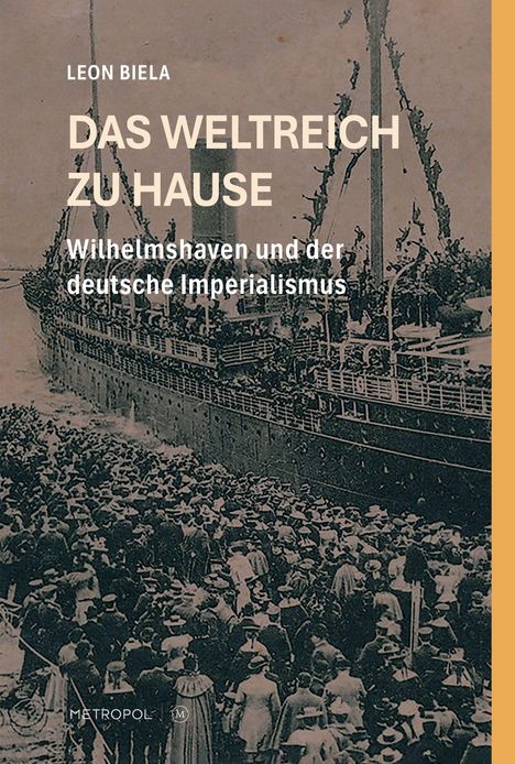 Titel: "Das Weltreich zu Hause: Wilhelmshaven und der deutsche Imperialismus". Historisches Foto von Menschenmenge und Schiff.