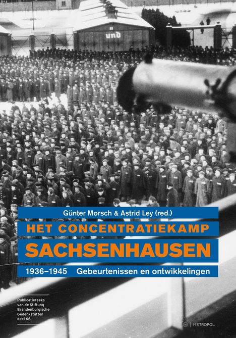 "Günter Morsch & Astrid Ley (red.), Het Concentratiekamp Sachsenhausen 1936–1945: Gebeurtenissen en ontwikkelingen."  
Ein Schwarz-Weiß-Foto zeigt eine große Gruppe von Menschen in gleichartigen Mänteln, die dicht gedrängt stehen.