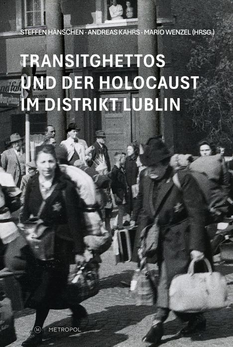 TRANSITGHETTOS UND DER HOLOCAUST IM DISTRIKT LUBLIN. Menschenmenge mit Gepäck vor einem Gebäude. Historische Szene.
