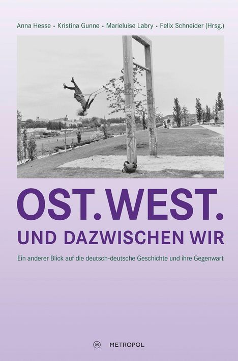 Text: "OST.WEST. UND DAZWISCHEN WIR". Schwarz-weißes Foto: Person, die an einem Seil schwingt, Park zu sehen.
