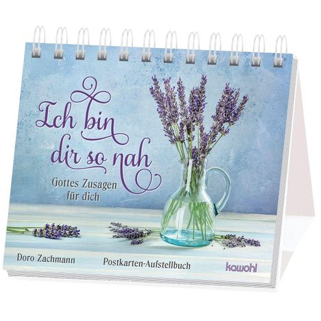 "Ich bin dir so nah. Gottes Zusagen für dich. Doro Zachmann. Postkarten-Aufstellbuch." Lavendel in Glasvase.