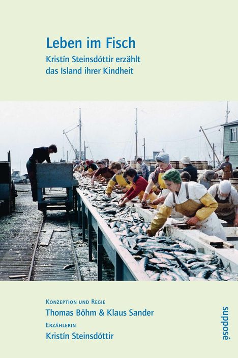 "Leben im Fisch" zeigt Menschen, die an einem Hafen auf einem langen Tisch Fisch bearbeiten.