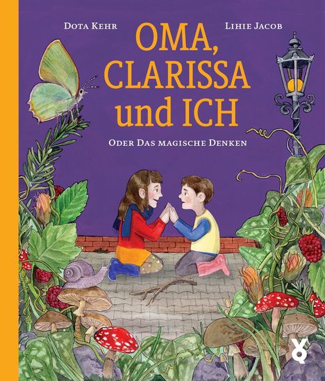 „OMA, CLARISSA und ICH“ steht in orangefarbener Schrift. Zwei Kinder spielen gegenüber, umgeben von Pflanzen und Pilzen.