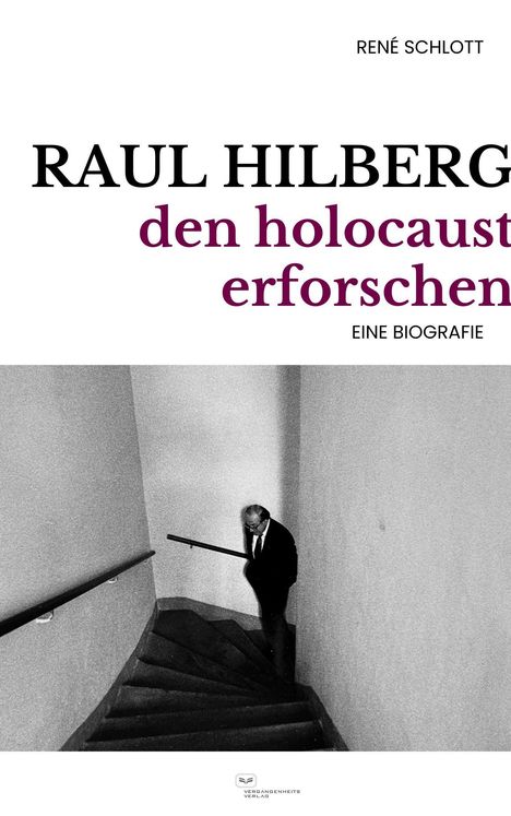 Text: "Raul Hilberg den Holocaust erforschen. Eine Biografie. René Schlott." Schwarz-weißes Foto eines Mannes auf Treppe.