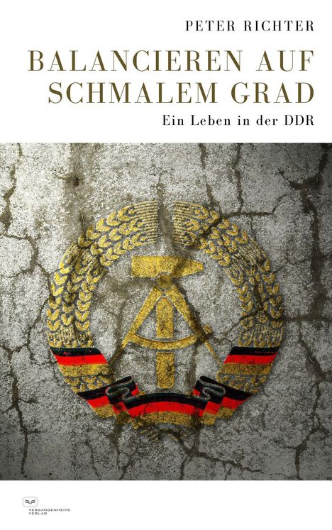 "PETER RICHTER: BALANCIEREN AUF SCHMALEM GRAD. Ein Leben in der DDR." Graue, rissige Textur mit DDR-Emblem.
