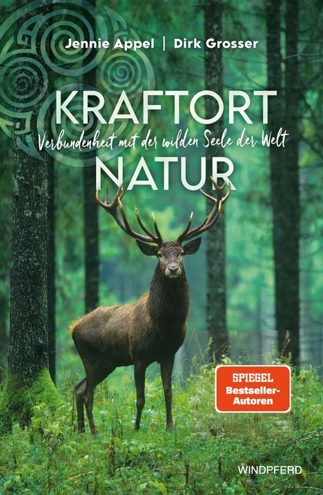 „Kraftort Natur: Verbundenheit mit der wilden Seele der Welt.“ Ein Hirsch steht majestätisch im grünen Wald.