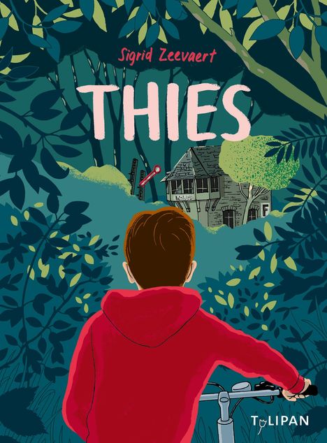 "Sigrid Zeevaert, THIES. Ein Junge im roten Hoodie steht vor einem großen Wald; dahinter ein altes Haus. Logo von Tulipan."