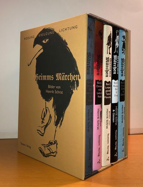 Schuber mit der Aufschrift: "RODUNG KREUZUNG LICHTUNG. Grimms Märchen. Bilder von Henrik Schrat. Texem Verlag." Gezeichnete Krähe.