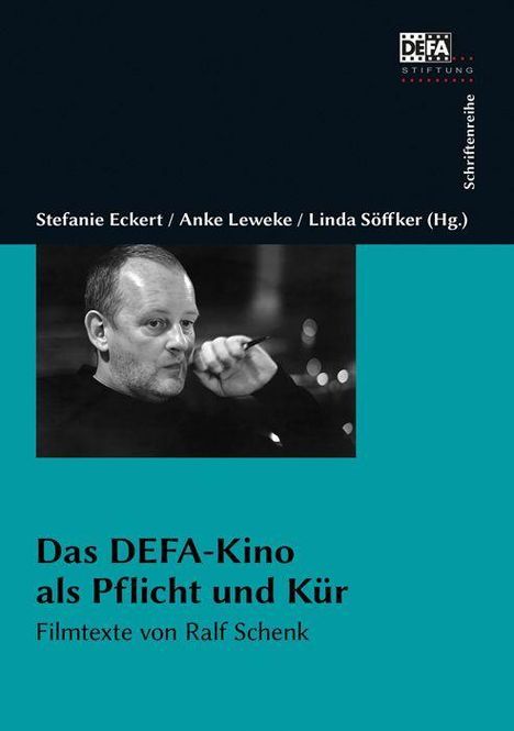 "Das DEFA-Kino als Pflicht und Kür. Filmtexte von Ralf Schenk." Schwarz-weiße Fotografie eines nachdenklichen Mannes.