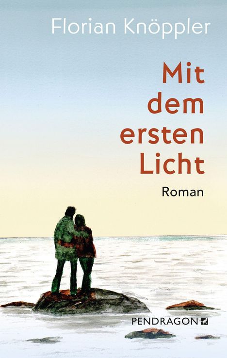 "Florian Knöppler, Mit dem ersten Licht, Roman. Zwei Personen umarmen sich auf einem Felsen am Wasser vor hellem Himmel."