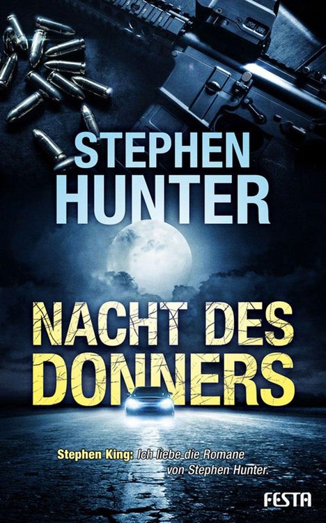 "STEPHEN HUNTER, NACHT DES DONNERS" in großen Buchstaben. Auto mit Scheinwerfern, darüber Mond, Patronen und Gewehr.