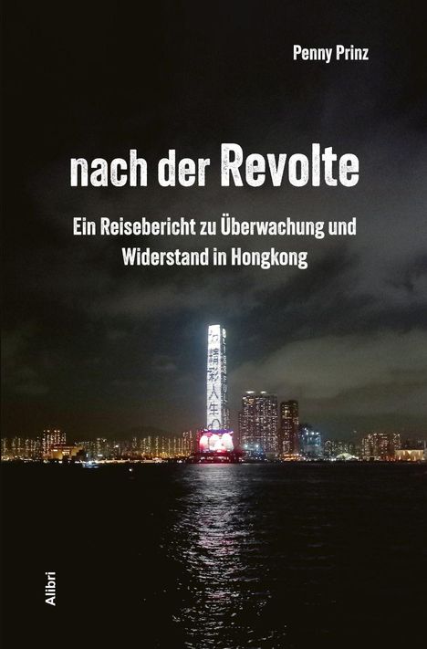 Titel: "nach der Revolte". Untertitel: "Ein Reisebericht zu Überwachung und Widerstand in Hongkong". Autor: Penny Prinz. Verlag: Alibri. Im Hintergrund eine Stadtansicht bei Nacht mit beleuchtetem Wolkenkratzer.