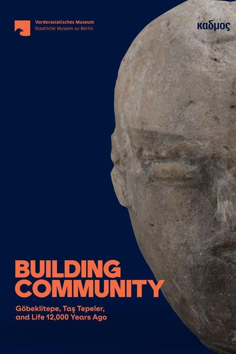 Text: "Vorderasiatisches Museum, Staatliche Museen zu Berlin; BUILDING COMMUNITY; Göbeklitepe, Taş Tepeler, and Life 12,000 Years Ago." 

Rechts: Steinbüste.