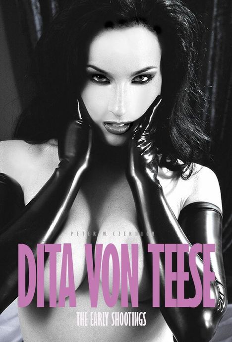 „Dita Von Teese: The Early Shootings“ steht in großen Buchstaben. Eine Frau mit schwarzen Handschuhen und Haaren schaut intensiv.