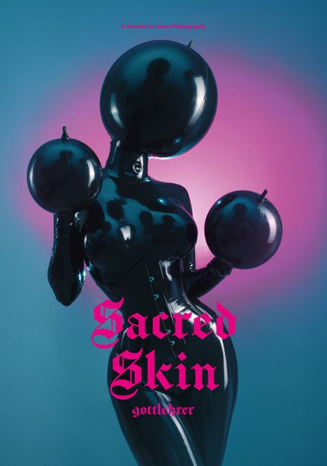 Texte: "Sacred Skin", "A Decade in Latex Photography", "gottlehrer". Person in glänzendem Latexanzug, hält kugelige Objekte.