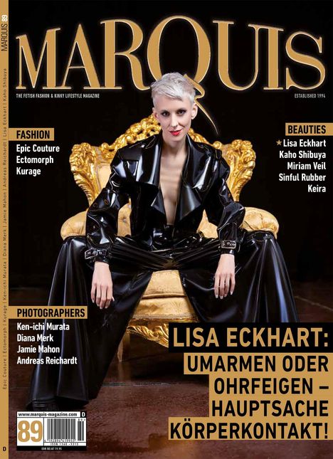 "Lisa Eckhart: Umarmen oder Ohrfeigen – Hauptsache Körperkontakt!" Person in lackartig schwarzem Outfit auf goldener Couch.