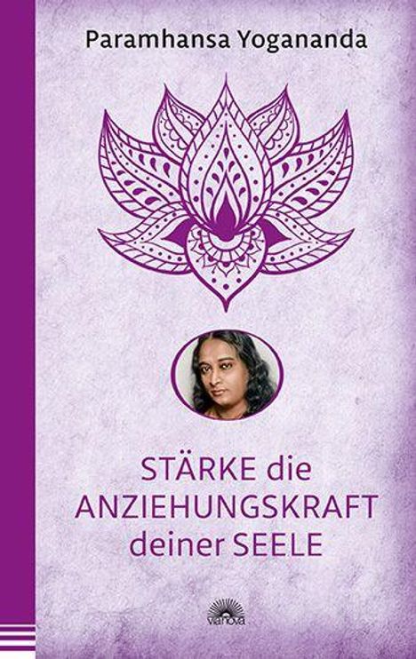 „Paramhansa Yogananda. STÄRKE die ANZIEHUNGSKRAFT deiner SEELE.“ Violettes Design mit Bild eines Mannes und Lotusmotiv.