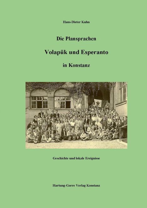 Titel: "Die Plansprachen Volapük und Esperanto in Konstanz". Historisches Foto einer großen Gruppe vor einem Gebäude.