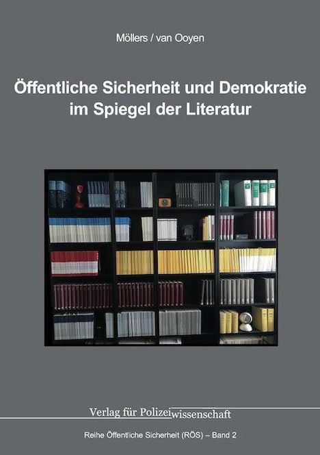 "Öffentliche Sicherheit und Demokratie im Spiegel der Literatur." Bücherregal mit vielen Akten und Büchern darunter.