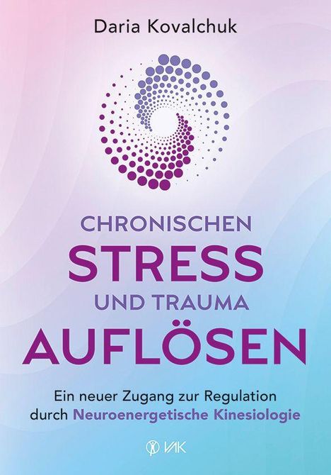 "Daria Kovalchuk: Chronischen Stress und Trauma auflösen. Ein neuer Zugang durch Neuroenergetische Kinesiologie." Ein spiralförmiges Logo, Hintergrund in weichen Farbverläufen.