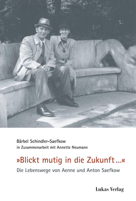 „Blickt mutig in die Zukunft...“ zeigt zwei Menschen auf einer Steinbank sitzend, umgeben von Bäumen.
