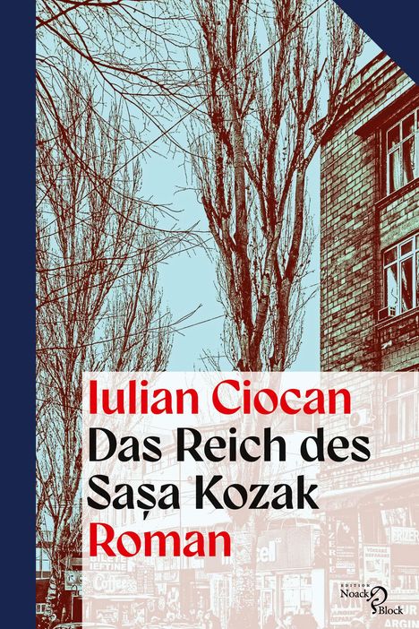 "Iulian Ciocan, Das Reich des Sașa Kozak, Roman" in roten und schwarzen Lettern. Illustration mit kahlen Bäumen und Gebäude.