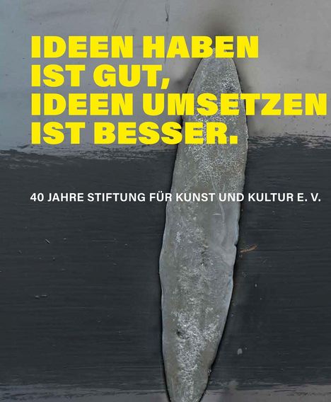 IDEEN HABEN IST GUT, IDEEN UMSETZEN IST BESSER. Graue, längliche Form auf dunklem Untergrund.