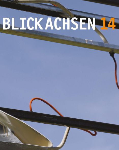 Text "Blickachsen 14" in Weiß und Orange, darüber Metallkonstruktion und Kabel vor blauem Himmel.