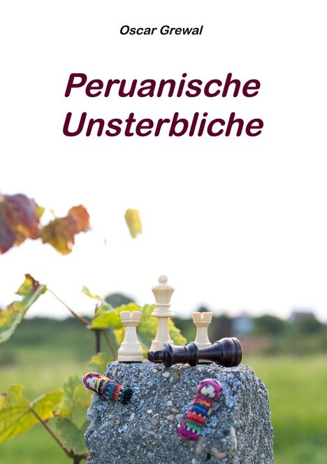 „Oscar Grewal. Peruanische Unsterbliche.“ Schachfiguren und bunte Püppchen auf einem Stein, im Freien.