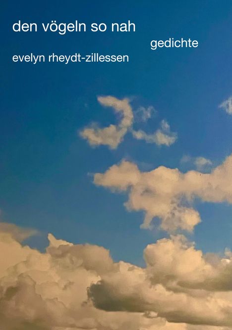 Text: „den vögeln so nah“, „gedichte“, „evelyn rheydt-zillessen“. Himmel mit weißen Wolken.