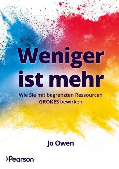 „Weniger ist mehr: Wie Sie mit begrenzten Ressourcen Großes bewirken.“ Jo Owen. Pearson-Logo. Farbkleckse in Blau, Gelb, Rot.