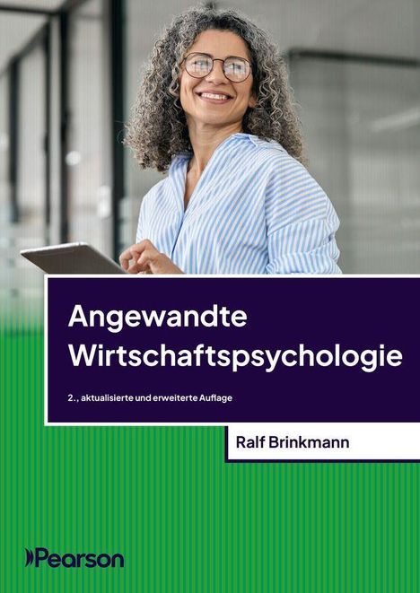 Buchcover von "Angewandte Wirtschaftspsychologie" von Ralf Brinkmann. Frau mit Brille lächelt, hält Tablet. Pearson-Logo.