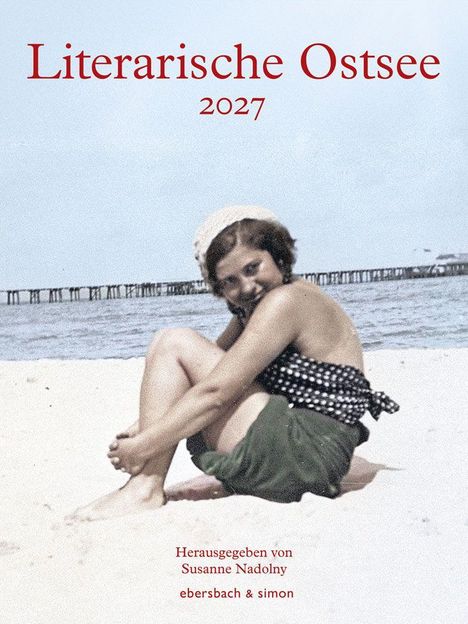 Text: "Literarische Ostsee 2027. Herausgegeben von Susanne Nadolny. ebersbach & simon." Frau am Strand sitzt lächelnd.