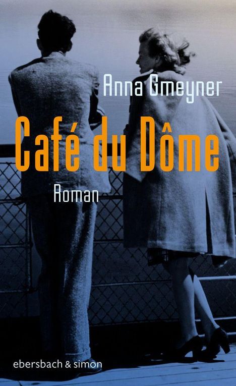 "Café du Dôme" von Anna Gmeyner. Zwei Personen stehen am Geländer, Rückenansicht; Frau blickt den Mann an.