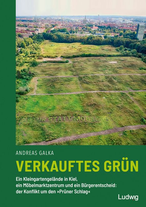 Text: "NATUR STATT MOBEL" auf einer Wiese. Umschlagtext: "Andreas Galka - VERKAUFTES GRÜN". Skyline von Kiel im Hintergrund.