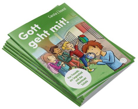 "Gott geht mit!" von Carola l’hoest. Illustration: Kinder in Schulumgebung, eines mit Lupe. Texte stapeln sich auf grünen Heften.