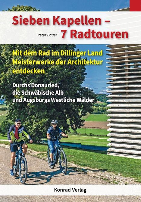 Buchtitel: "Sieben Kapellen – 7 Radtouren". Zwei Radfahrer auf einem Weg, im Hintergrund Landschaft und modernes Gebäude.