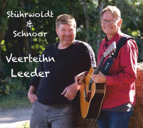 "Stührwoldt & Schnoor Veerteihn Leeder." Zwei Männer, einer mit Gitarre, lächeln in einer ländlichen Umgebung.