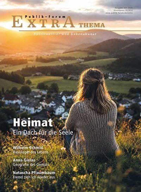 Publik-Forum Extra Thema. Heimat: Ein Dach für die Seele. Frau blickt in hügelige Landschaft bei Sonnenuntergang.