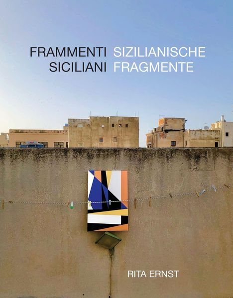 "FRAMMENTI SICILIANI SIZILIANISCHE FRAGMENTE" "RITA ERNST". Häuserwand mit abstrakter Kunst und Wäscheleine.