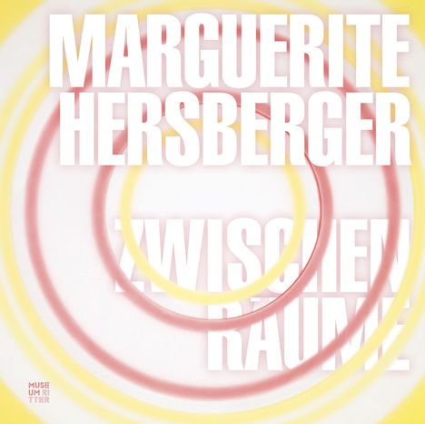 Text: "MARGUERITE HERSBERGER ZWISCHEN RÄUME". Hintergrund: Gelbe und rosa konzentrische Kreise auf weißem Grund.