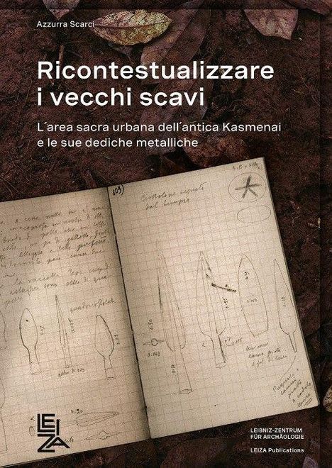 Text: "Rikontestualizzare i vecchi scavi..."
Ein geöffnetes Notizbuch mit archäologischen Skizzen auf Waldboden.